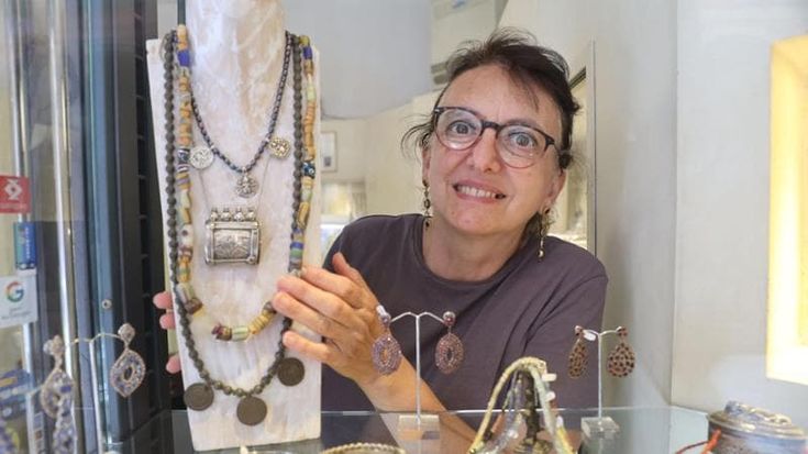 L’artigiana dei monili etnici: “Restauravo dipinti e film, poi l’India mi ha stregata”