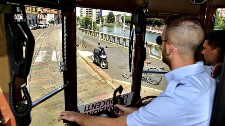 Bassi stipendi e turni impossibili: la vita agra dei conducenti dei mezzi pubblici in Lombardia