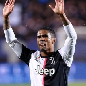 Furto in casa di Douglas Costa, i ladri svaligiano la casa dell'ex bianconero: bottino 300 mila euro 