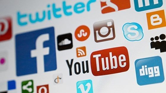 Le giovani più consapevoli sui rischi dei profili falsi sui social