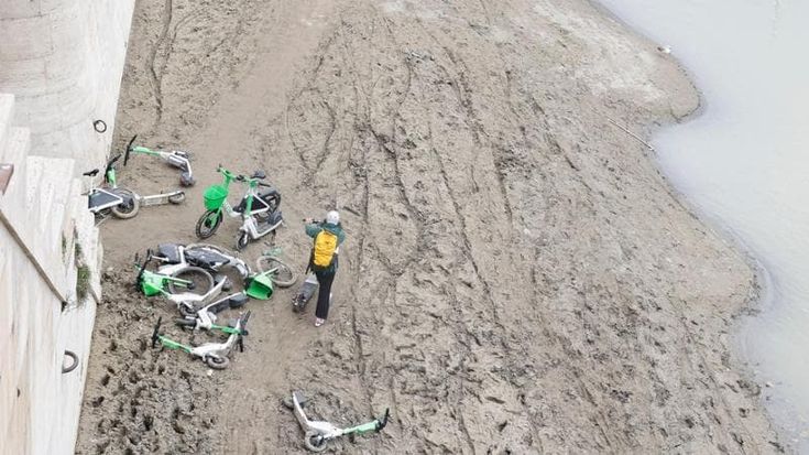 Ciclabile invasa dalla piena del Tevere, bici e monopattini sepolti dal fango