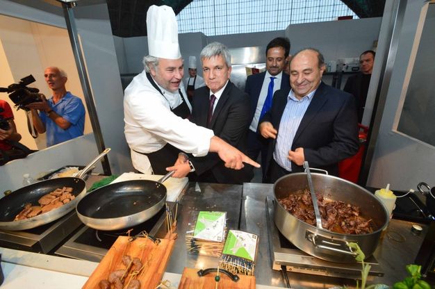 Dai fornelli ai robot, Vendola e Decaro tra gli stand della Fiera