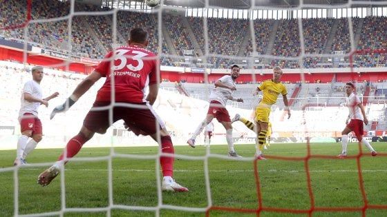 Bundesliga, il solito Haaland: entra e decide, il Dortmund vince al 95'