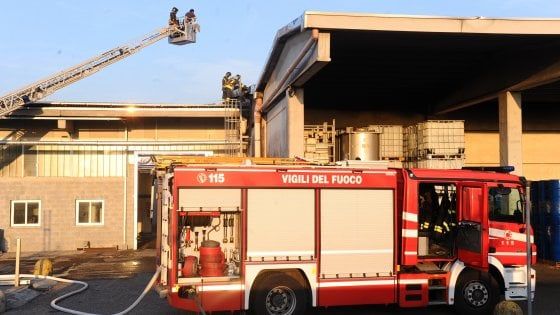 Esplosione nella ditta di solventi nel Milanese: operaio di 38 anni ustionato a volto e torace