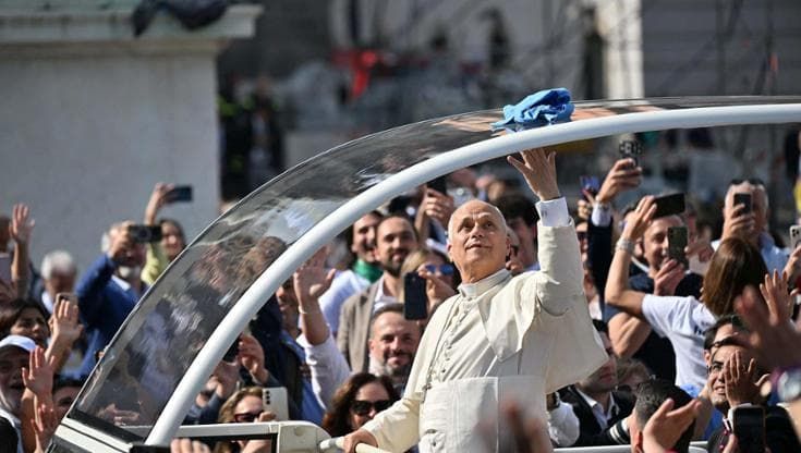 Napoli, il Papa ai 30mila fedeli: “Il turismo non coinvolge tutti, lo Stato tolga spazio ai clan”