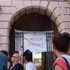 “Qui nessuno è straniero”: a Genova la polizia rimuove lo striscione contro il decreto Valditara