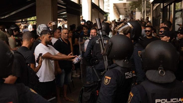 Barriere anti migranti in acqua ma la destra non molla su Ceuta: “Madrid ha permesso l’invasione”