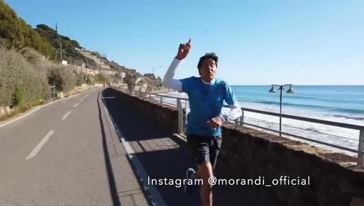 Gianni Morandi, stai andando forte: a Sanremo tutti cantano 'Apri tutte le porte'