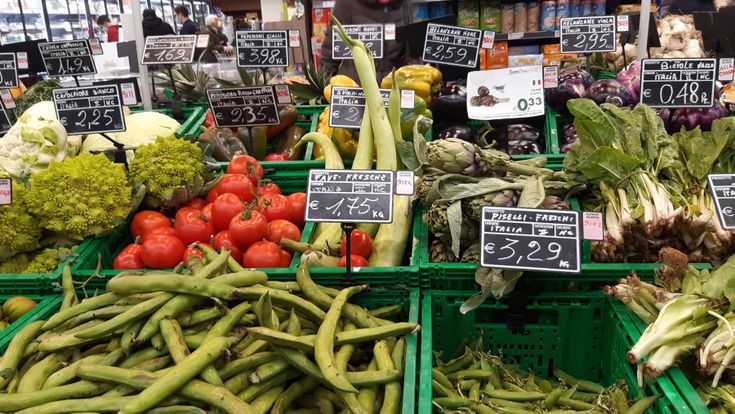 Com’è cambiato il carrello della spesa: boom degli ortaggi, scendono carne e olio
