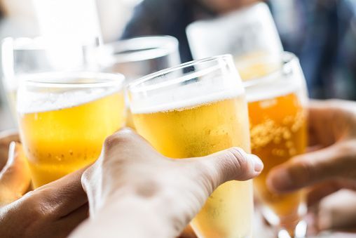 Alcol, bere meno è “cool”: la nuova moda dei giovani