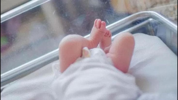 Torino, la bimba ha fretta di nascere: la madre partorisce in ambulanza a due passi dall’ospedale