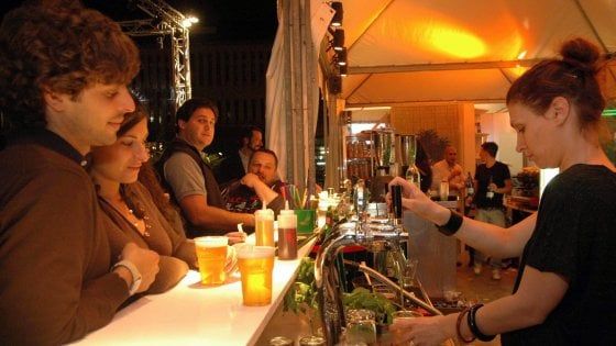 Bologna, stretta anti-movida sull'alcol da asporto