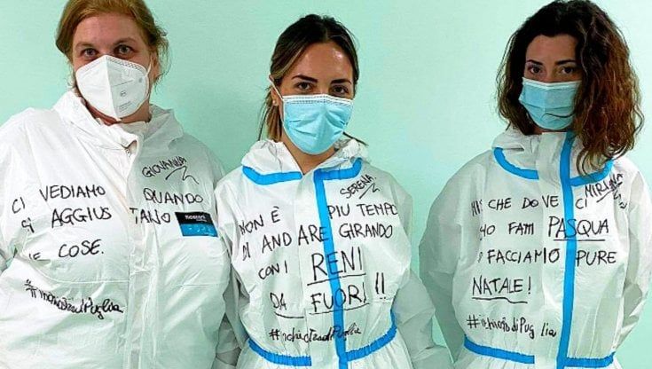 "Dove ci siamo fatti Pasqua ci facciamo pure Natale": l'ironia sulle tute anti Covid delle infermiere