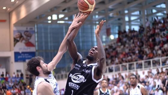 Basket, Venezia è seconda. Caserta retrocede, Pesaro si salva in extremis