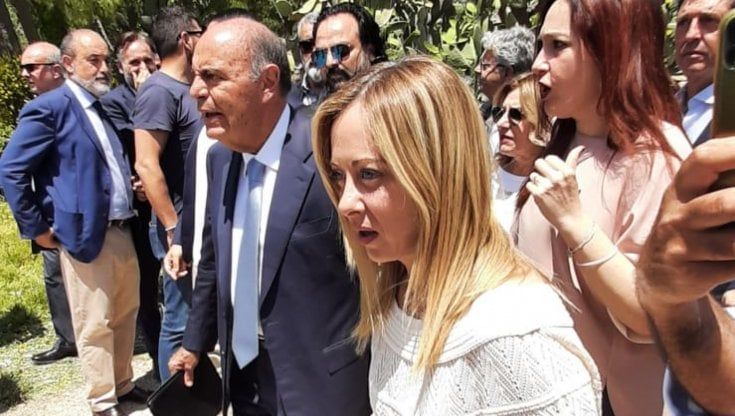 Meloni alla Masseria di Vespa: "Schlein dice che siamo autoritari? Così continua a perdere". Poi sfida l'Ue: "Non firmo il Mes senza avere garanzie"