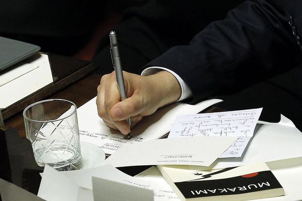 Appunti, messaggi e Murakami: Renzi prima del voto di fiducia