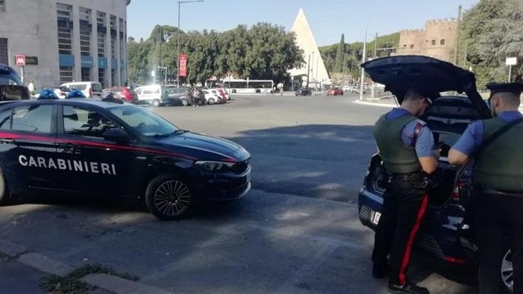 La prof picchiata davanti al parcometro per 20 euro: “Ho paura che quell’uomo torni a cercarmi”