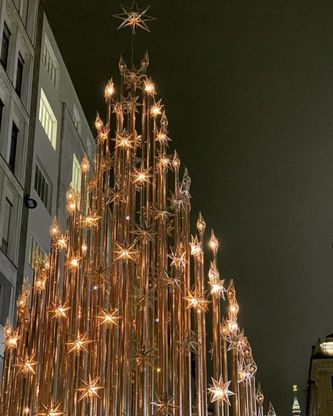 Natale a Milano, l'albero dorato con la Madonnina che brilla sullo sfondo