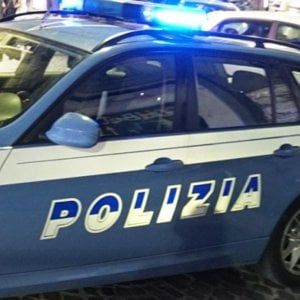 Ostia, tenta il suicidio in mare. Polizia lo salva ma lui tenta di aggredire agenti
