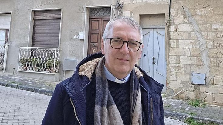 Il parroco di Niscemi: “Setaccio il paese in cerca di case disponibili”