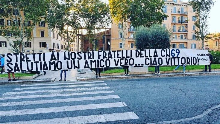 Capo ultrà ucciso, a Roma spunta lo striscione tributo per Boiocchi prima di Lazio-Salernitana