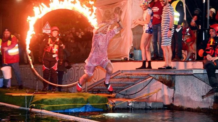 Cerchio di fuoco e tuffo nel Naviglio, la tradizione del Cimento si rinnova