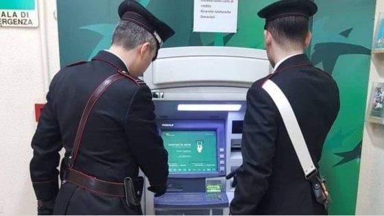 Borgotaro, anziana derubata al primo bancomat: una denuncia