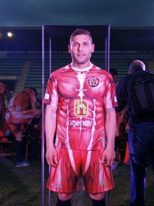 Spagna, la divisa fa discutere. La maglia mostra i muscoli