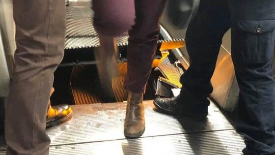 Metro Roma, disagi senza fine: chiuse fermate Spagna e Barberini dopo l'incidente della scala mobile "impazzita"