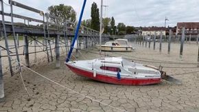 Il lago di Costanza un metro al di sotto della media: le barche arenate sul fondo asciutto
