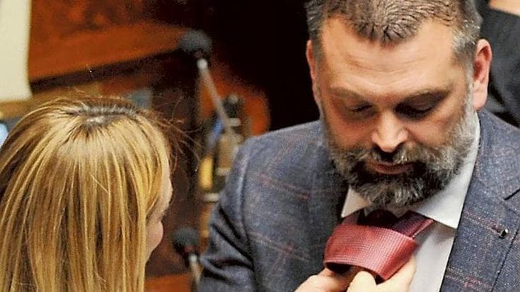 Auguri a Mussolini, treni veloci e un asino chiamato “Il Che”. Chi è De Carlo, l’uomo di Fratelli d’Italia per il post Zaia