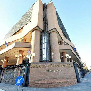 Torino, cancelliere infedele torna in carcere: "Sms dagli arresti domiciliari"