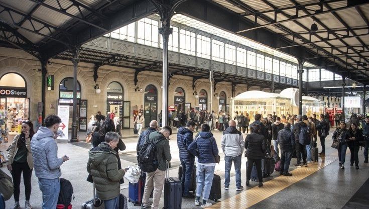 Bologna, stazione paralizzata: ritardi fino a tre ore, dalle 17 verso la normalità