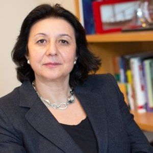L'identikit dell'italiano che non conosce la finanza: donna, del Sud e a basso reddito