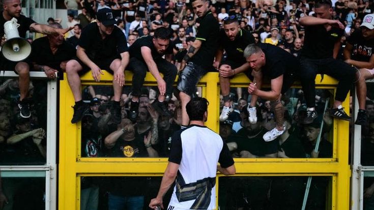 Derby Toro-Juve sospeso per protesta ultras. Via con un'ora di ritardo, i tifosi bianconeri escono