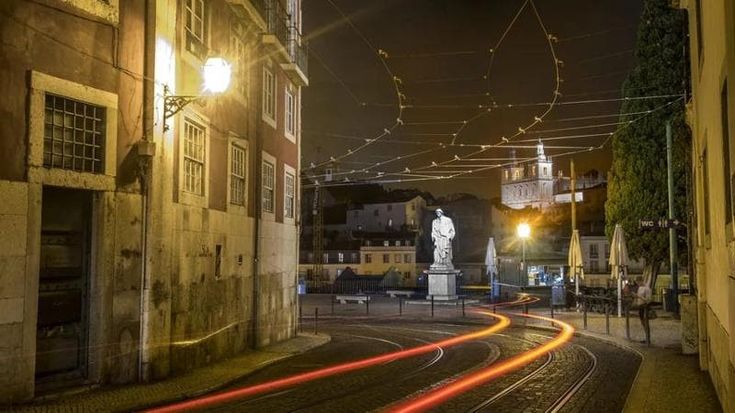 Dopo il tramonto è un’altra città: nelle metropoli il boom del “notturismo” come fuga dal caldo