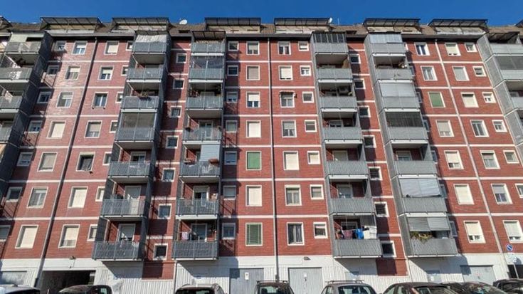 Muore precipitando dal quarto piano alla Barona: l’ipotesi che il compagno l’avesse segregata