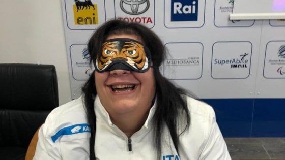 "Con la forza dell'uomo tigre tornerò a vincere". Assunta e la mascherina portafortuna per i mondiali