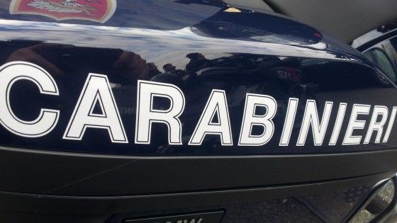 Fa la spesa senza soldi e arrivano i carabinieri. Che le pagano il conto