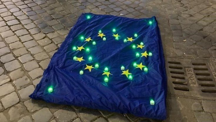 Natale, una luce verde alle finestre per i migranti braccati ai confini bui dell'Europa