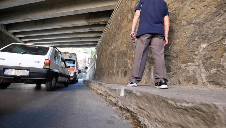 Via Campi, scoppia il caso del super-marciapiede: una donna cade e si frattura un polso