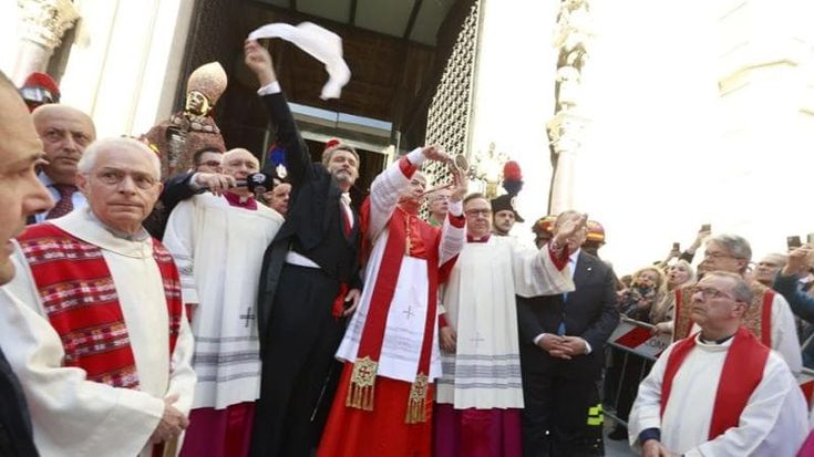 Si ripete il prodigio di San Gennaro il cardinale Battaglia: “A Napoli nessuno sia straniero”