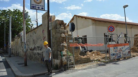 Bari, giù il muro dell'ex caserma Rossani: la distesa d'asfalto diventerà un parco
