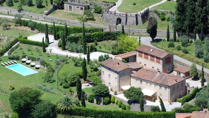 Da Grillo e Belen, vede rosa l'immobiliare che affitta le ville ai vip: "Estate boom"  