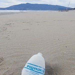 Ventotto anni in mare, la vita infinita della bottiglia