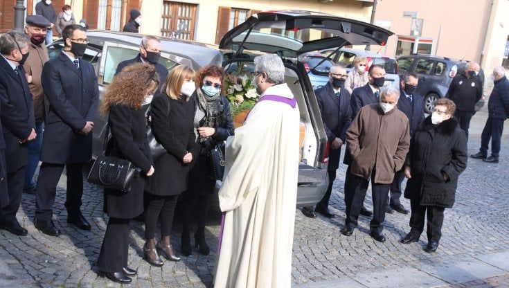 Sulle note di un clarinetto Cossato ha dato l'ultimo saluto al docente di musica morto dopo il vaccino