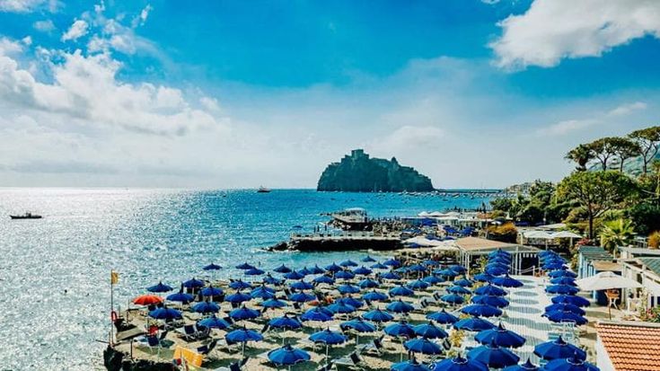 Ischia, l’estate sull’isola ancora non decolla: “Siamo penalizzati dagli alberghi low cost”