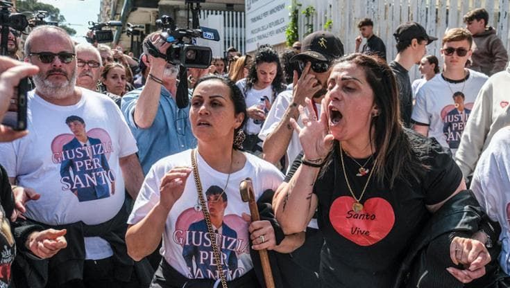 Uccise per una scarpa macchiata: condannato a 18 anni, è polemica
