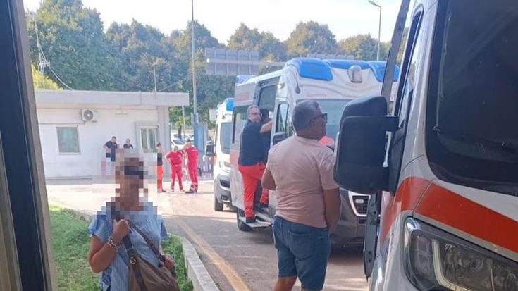 Ambulanze incolonnate per ore con i pazienti a bordo davanti all’ospedale: “Non ci sono barelle”