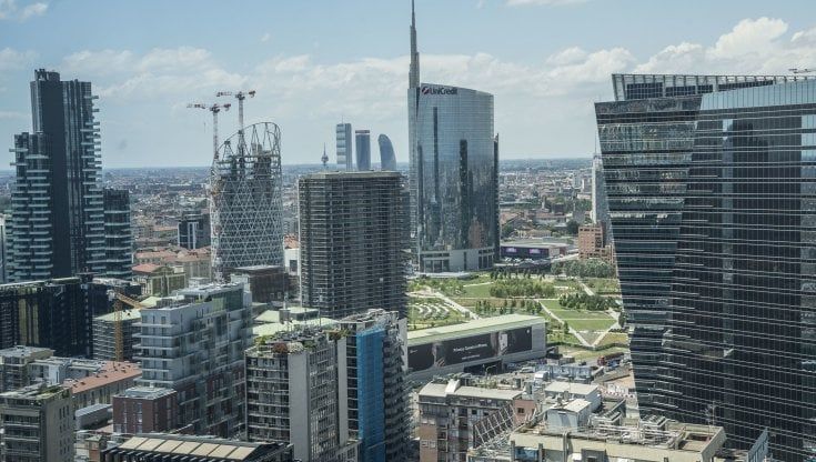 I disoccupati, la crisi e una città che vuole rialzarsi: la Milano fragile in cerca di una cura dopo il Covid